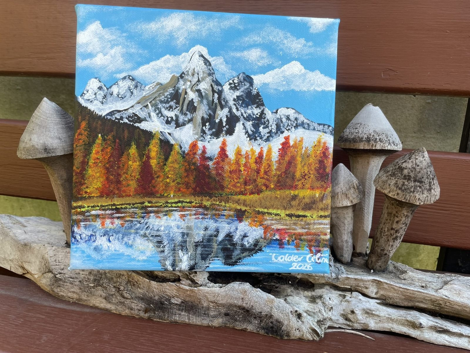 Gemälde „Herbst in den Bergen“ von Celine Walder, dekoriert mit Holzpilzen auf Treibholz