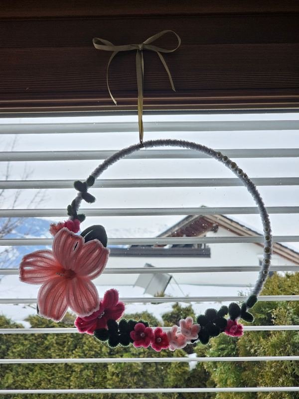 Hängender Ring mit rosa Blüten aus Chenilledraht