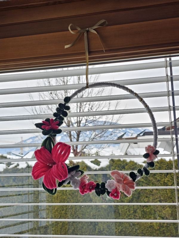 Hängender Ring mit roten Blüten aus Chenilledraht