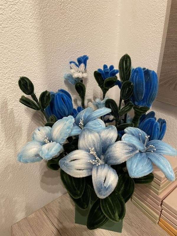 Strauß aus blauen und weißen Lilien und Tulpen aus Chenilledraht