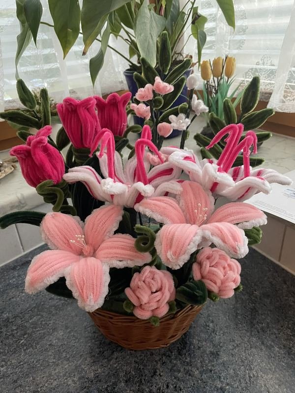 Korb mit rosa Lilien und Rosen aus Chenilledraht