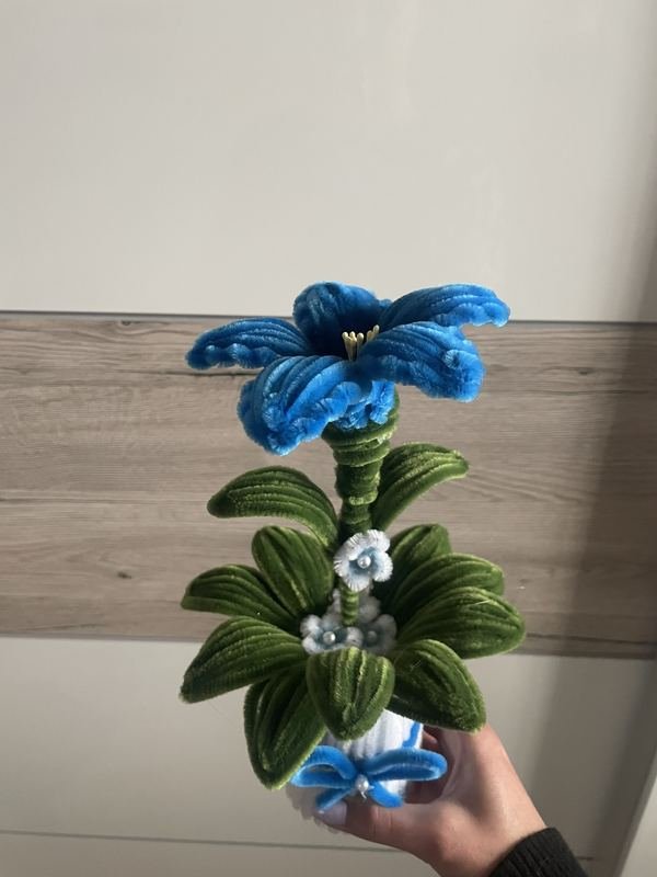 Blaue Blume aus Chenilledraht im kleinen Topf