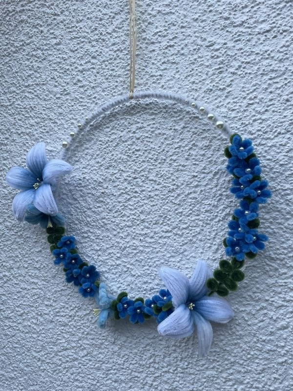 Ring mit blauen Blüten aus Chenilledraht