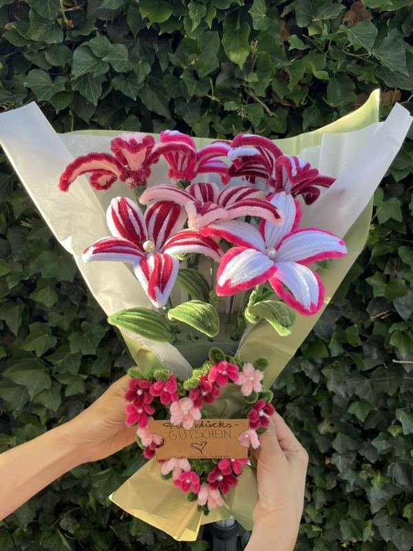 Gebundener Strauß aus rosa gestreiften Lilien aus Chenilledraht