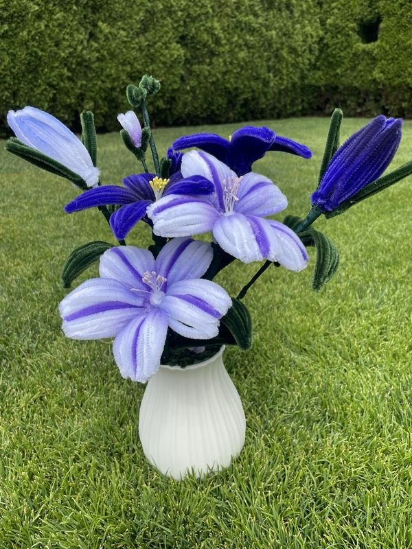 Lila Lilien aus Chenilledraht in einer weißen Vase