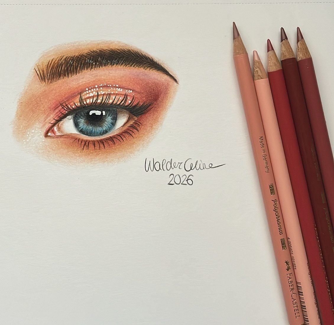Farbstift-Zeichnung „Der Blick“ von Celine Walder: ein blaues Auge mit rosé geschminktem Lid